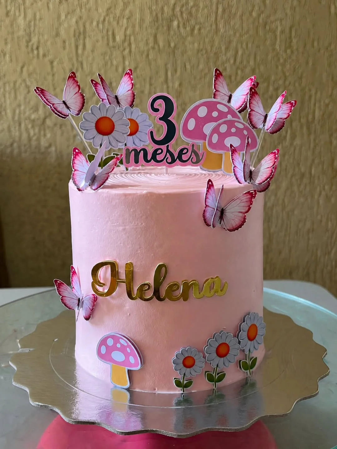 Bolo de mesversário decorado em Chantininho rosa com borboletas 3D e flores de açúcar