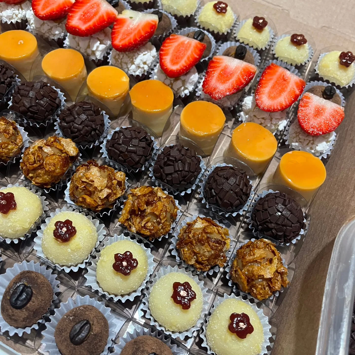 Caixa com doces finos artesanais, brigadeiros gourmet com frutas e mini pudins caramelizados